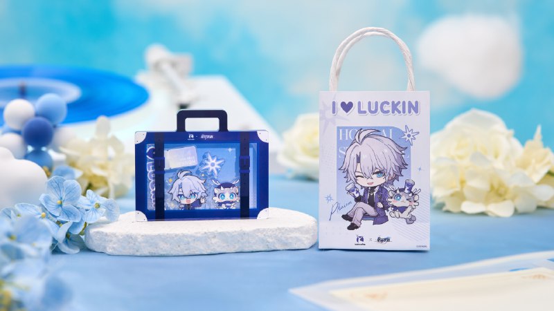 《崩坏：星穹铁道》× 瑞幸咖啡联动周边展示叮咚！来自白厄 & 遐蝶的幸运礼物正在派送中~签收这份元气补给，为今天注入满格能量吧！《崩坏：星穹铁道》× 瑞幸咖啡联动周边展示叮咚！来自白厄 & 遐蝶的幸运礼物正在派送中~签收这份元气补给，为今天注入满格能量吧！