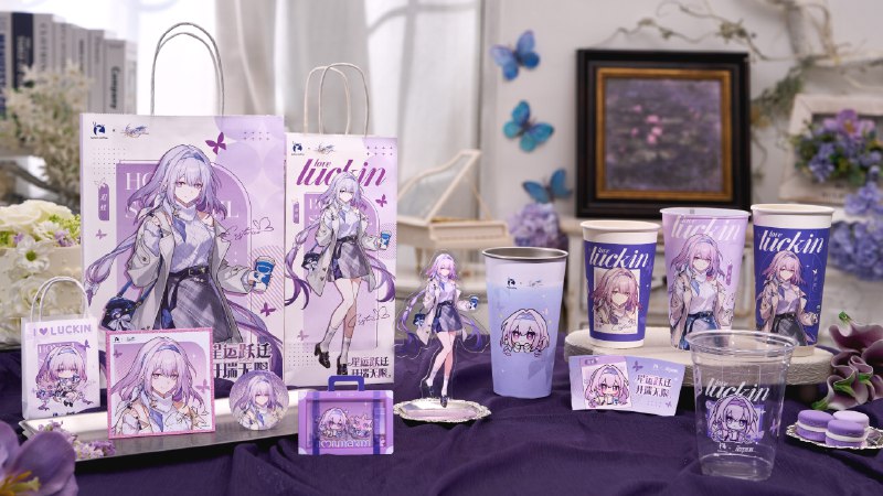 《崩坏：星穹铁道》× 瑞幸咖啡联动周边展示叮咚！来自白厄 & 遐蝶的幸运礼物正在派送中~签收这份元气补给，为今天注入满格能量吧！《崩坏：星穹铁道》× 瑞幸咖啡联动周边展示叮咚！来自白厄 & 遐蝶的幸运礼物正在派送中~签收这份元气补给，为今天注入满格能量吧！